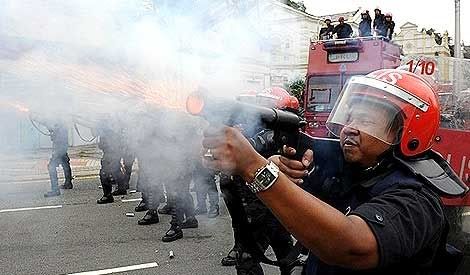 Saluting the People with 1TearGas, image from Malaysiakini, hosting by Photobucket